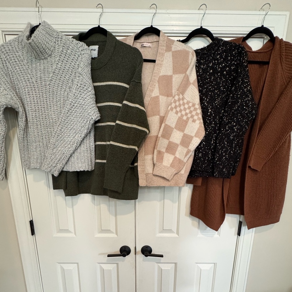 ✨ Bundle Deal! Selling 5 gently used sweaters – cozy and stylish picks!